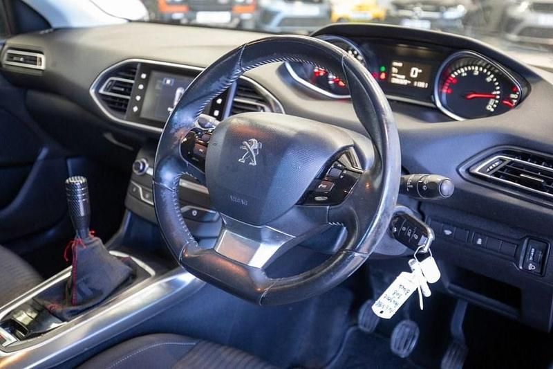 Second-hand Peugeot 308 Active 100 CP (73 kW) 2014 Albastru Hatchback