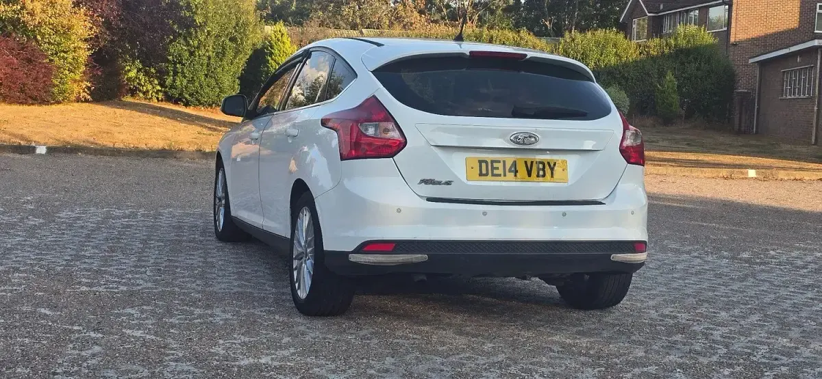 Used Ford Focus Zetec 113 HP (83 kW) 2014 White Hatchback
