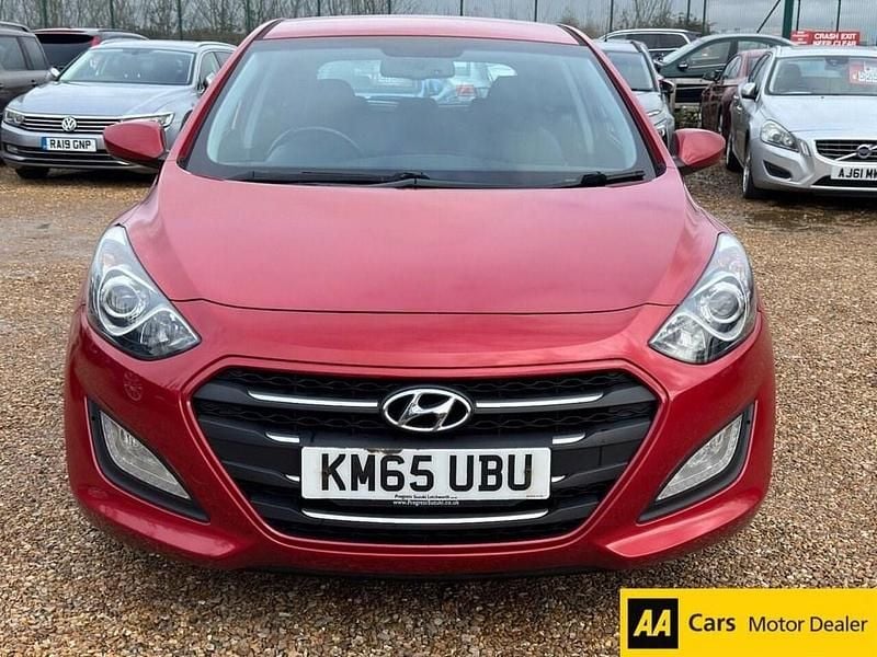 Used Hyundai i30 SE 100 HP (73 kW) 2015 Red Hatchback