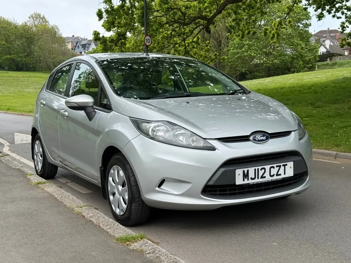 Usado Ford Fiesta 95 HP (69 kW) 2012 Prateado Citadino