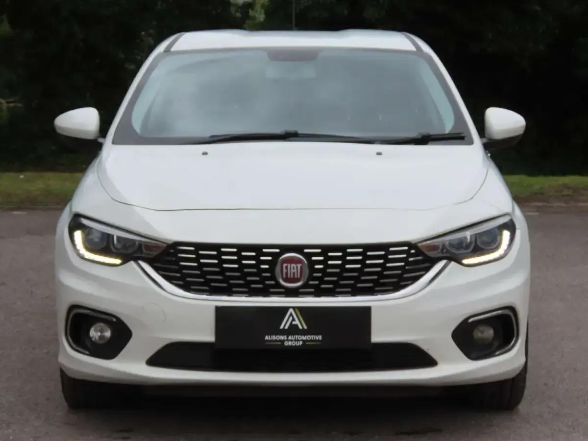 Used Fiat Tipo Lounge 95 HP (69 kW) 2017 White Hatchback