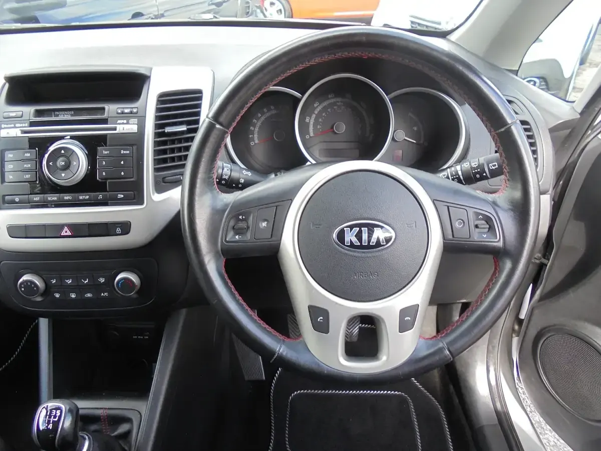 Used Kia Venga 90 HP (66 kW) 2015 Silver Hatchback