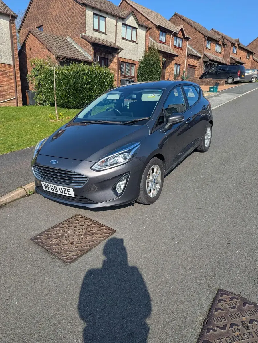 Usado Ford Fiesta Zetec 100 HP (73 kW) 2019 Cinzento Citadino