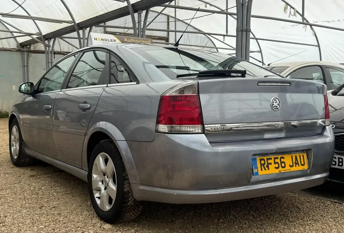 Used Vauxhall Vectra 138 HP (101 kW) 2006 Silver Hatchback