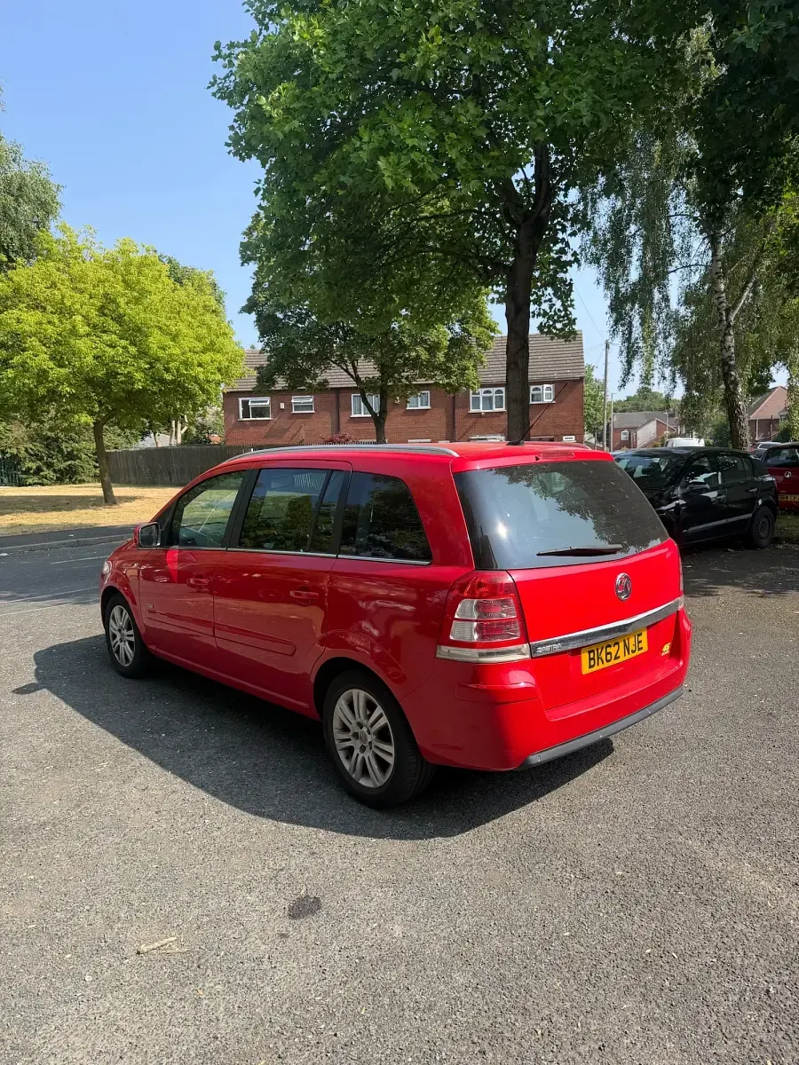 Used Vauxhall Zafira Design Edition 115 HP (84 kW) 2012 Red MPV