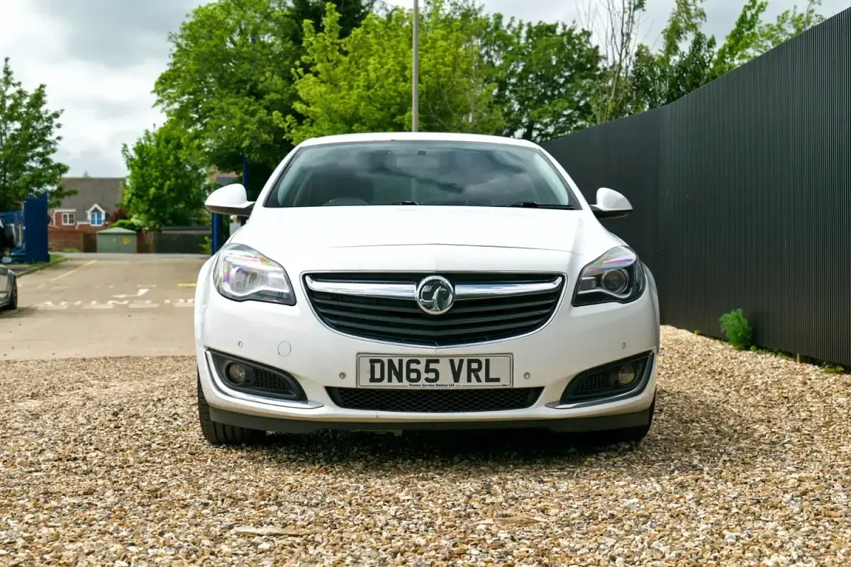 Used Vauxhall Insignia SRi 163 HP (119 kW) 2015 White Hatchback