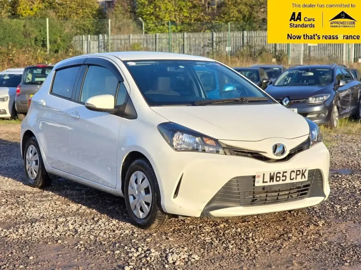 Używany Toyota Yaris Multidrive S 99 KM (72 kW) 2015 Biały Hatchback