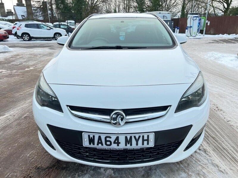 White Used 2014 Vauxhall Astra Design Edition Estate | £2,450 (Fair price) - Image 1/4