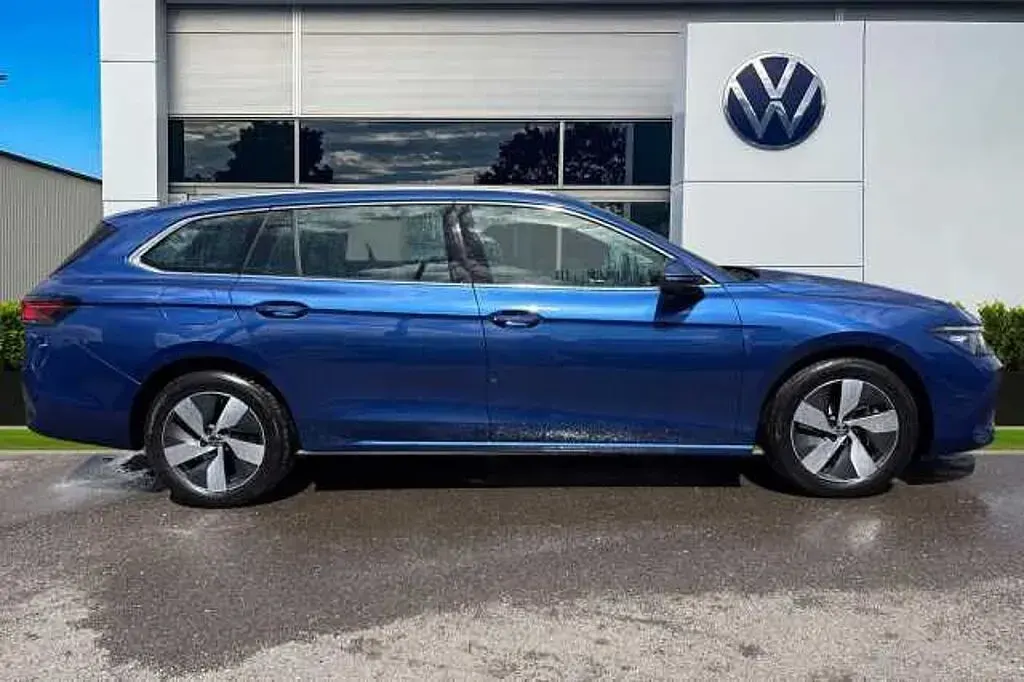 Begagnad VW Passat Life 204 HK (150 kW) 2025 Blå Kombi