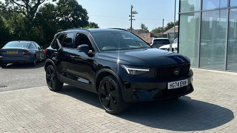 Used 2025 Volvo XC40 Plus SUV | £36,690 (Expensive) - Image 1/4
