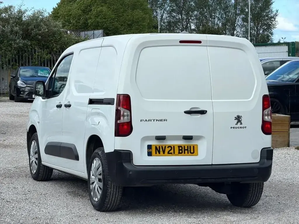 Używany Peugeot Partner 131 KM (96 kW) 2021 Biały Minivan