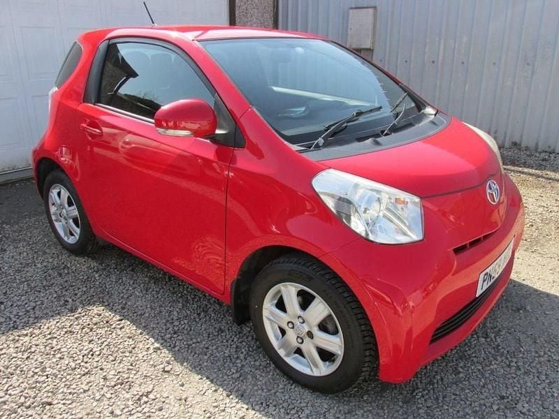 Used Toyota iQ 68 HP (50 kW) 2009 Red Hatchback