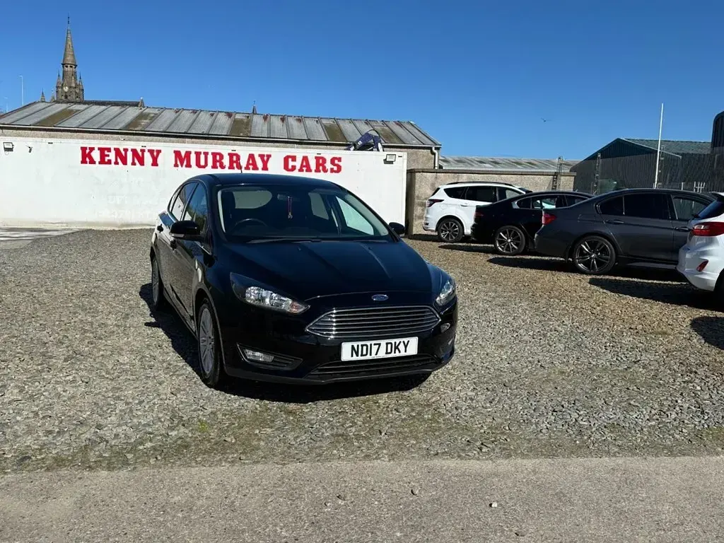 Usado Ford Focus Zetec 125 CV (91 kW) 2017 Negro Utilitario