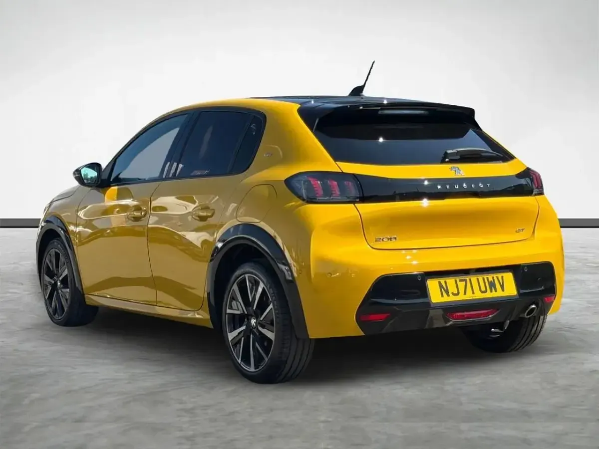 Used Peugeot 208 Premium 99 HP (72 kW) 2022 Yellow Hatchback