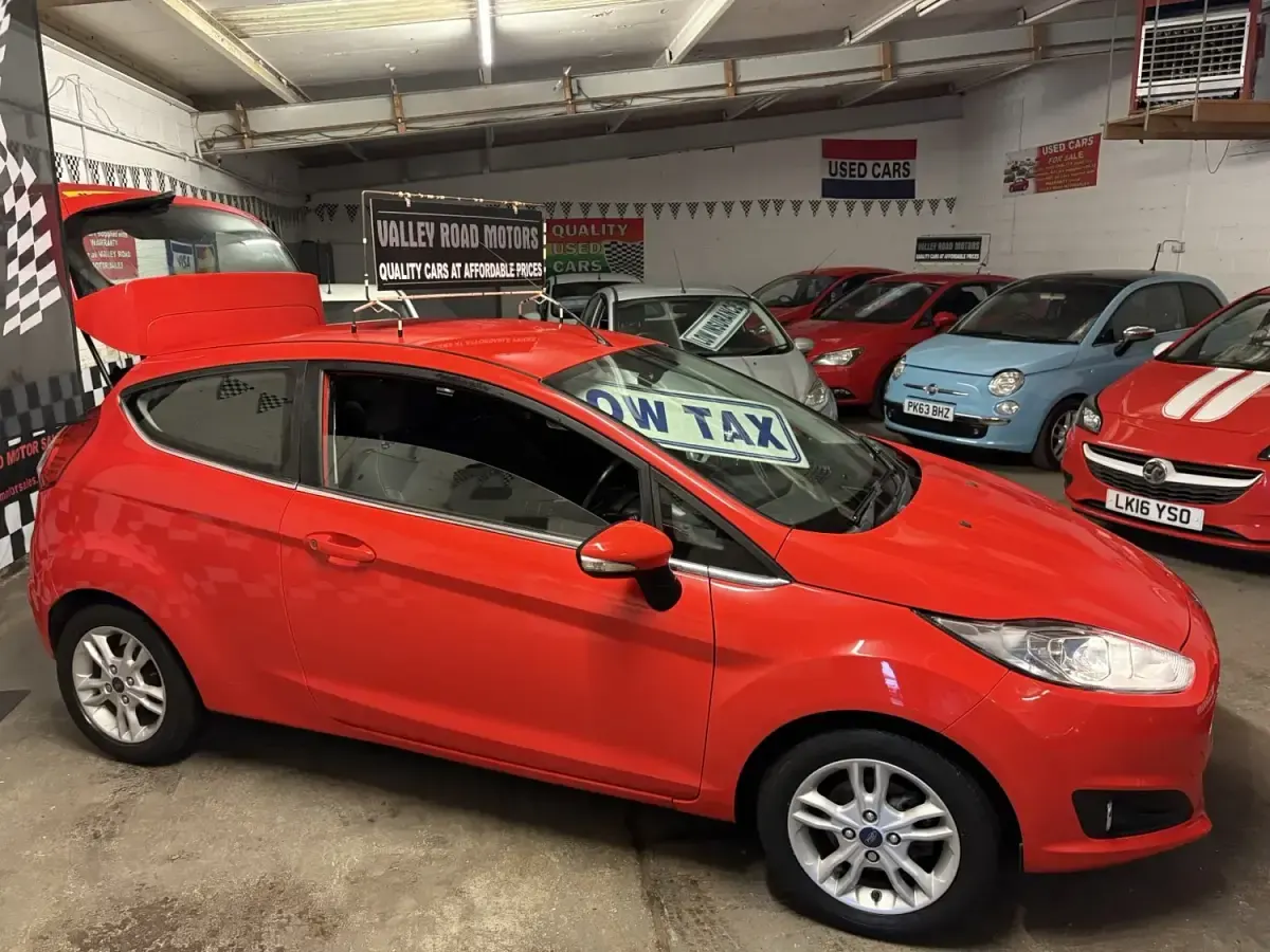 Usado Ford Fiesta Zetec 82 HP (60 kW) 2015 Vermelho Citadino
