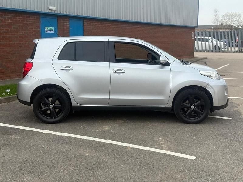 Used Toyota Urban Cruiser 90 HP (66 kW) 2012 Silver Hatchback