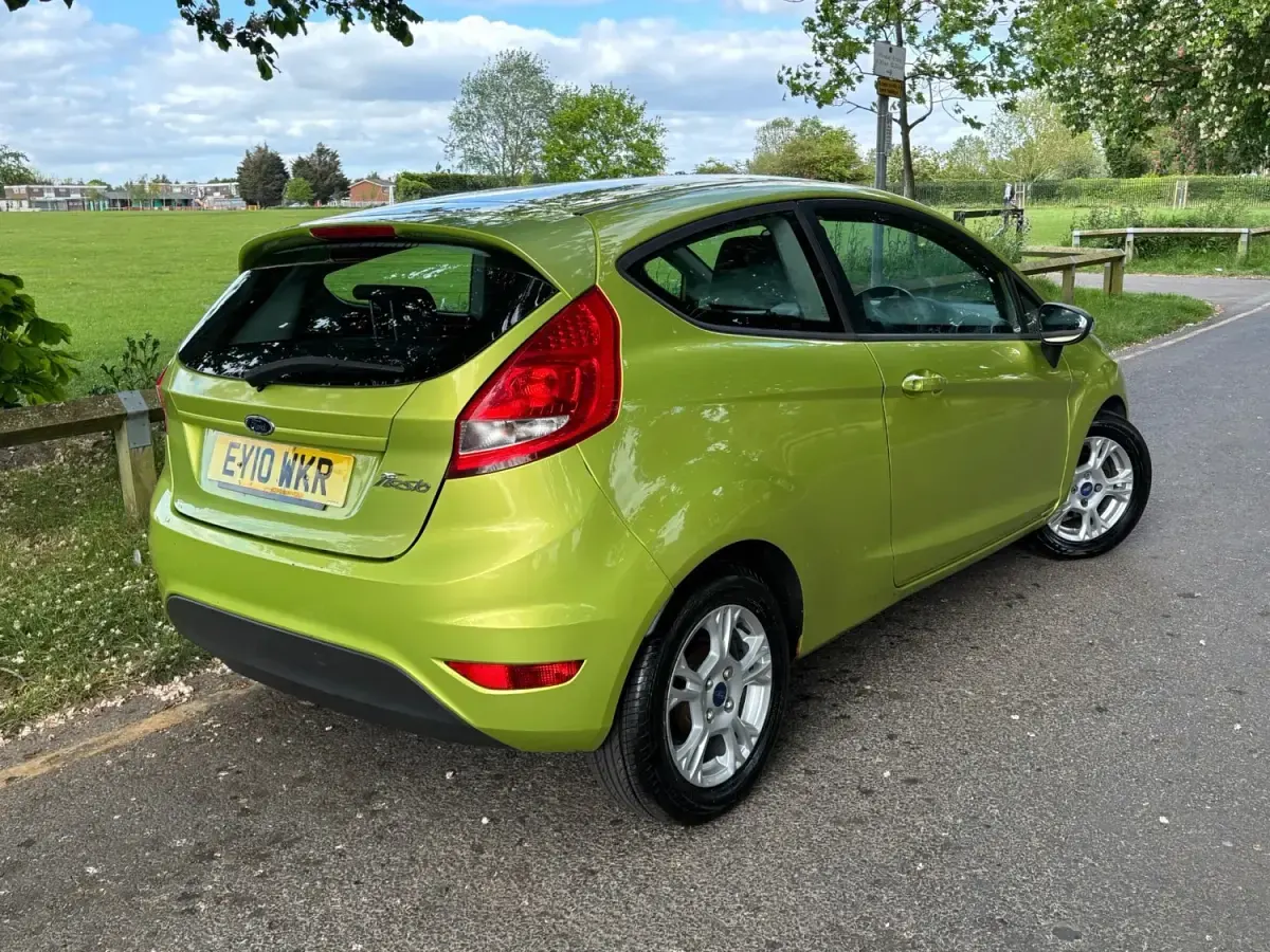 Second-hand Ford Fiesta 95 CP (69 kW) 2010 Verde Hatchback