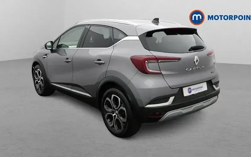 Begagnad Renault Captur Techno 143 HK (105 kW) 2023 Grå SUV