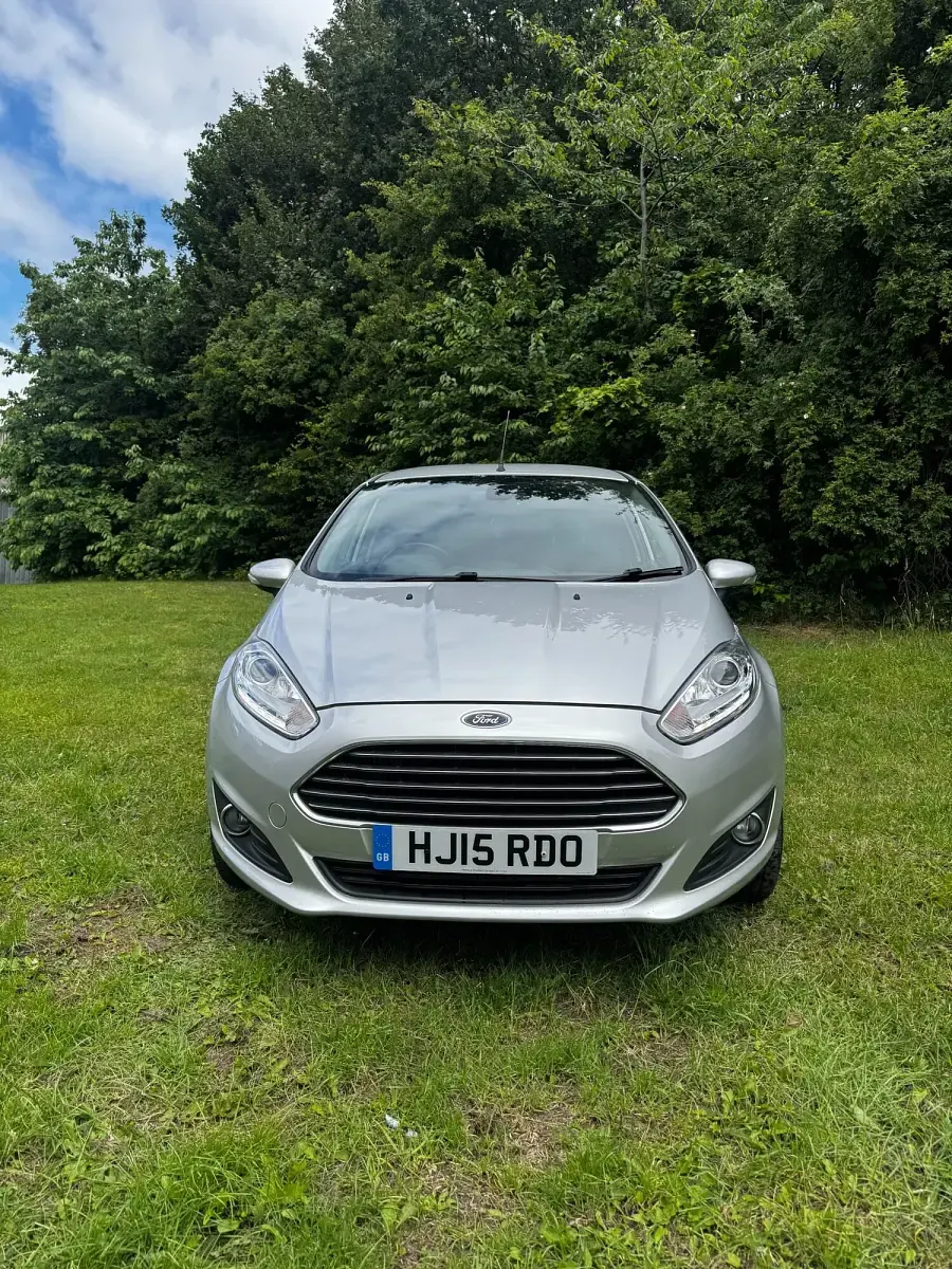 Used Ford Fiesta Titanium 100 HP (73 kW) 2015 Silver Hatchback