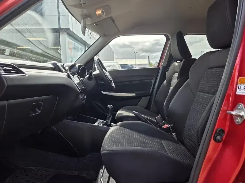 Usado Suzuki Swift SZ-T 111 CV (81 kW) 2019 Rojo Utilitario