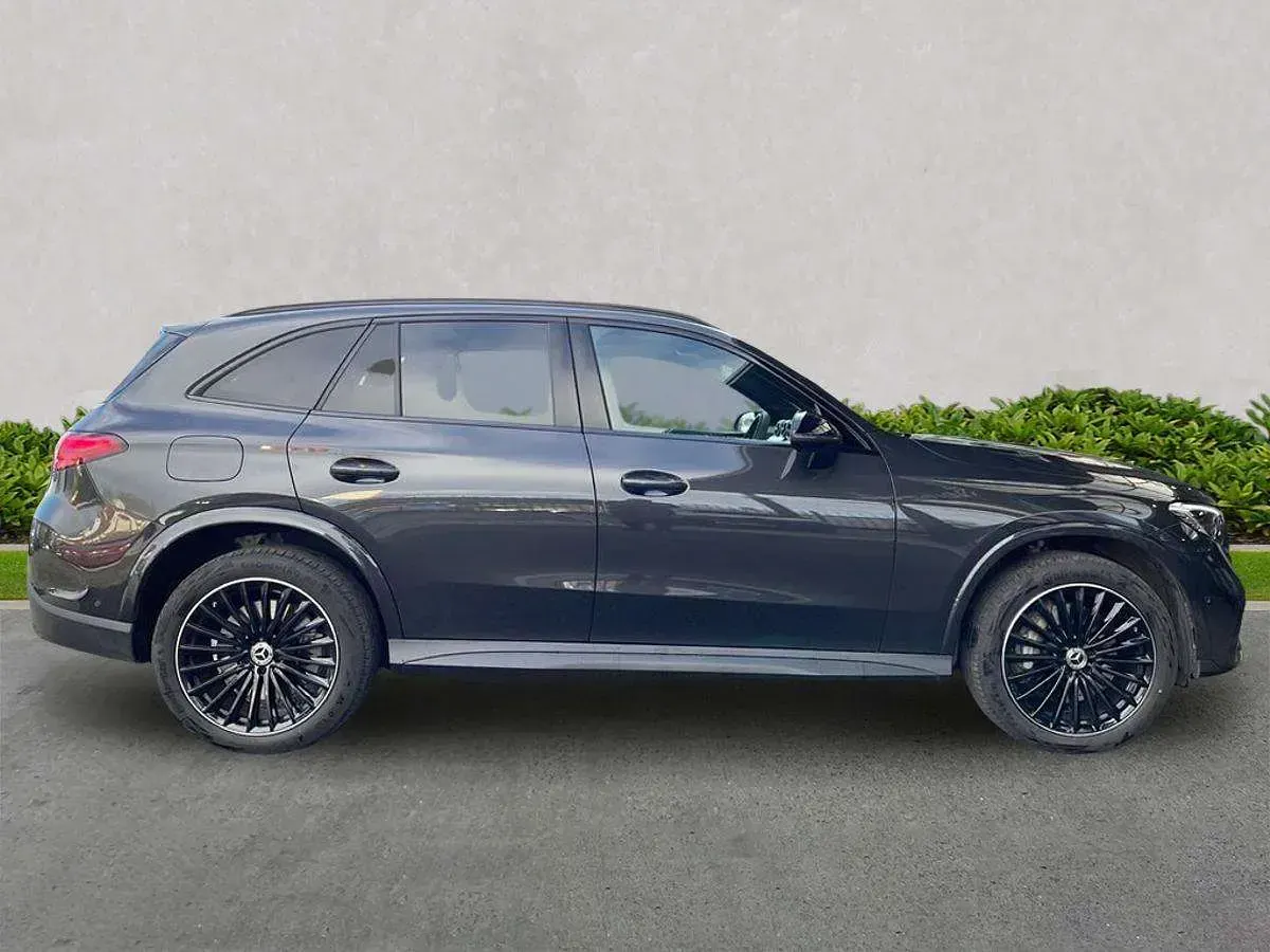 Usado Mercedes GLC300e Urban 2025 Gris Familiar