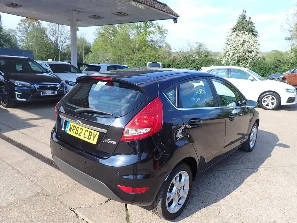 Usado Ford Fiesta Zetec 82 HP (60 kW) 2012 Preto Citadino