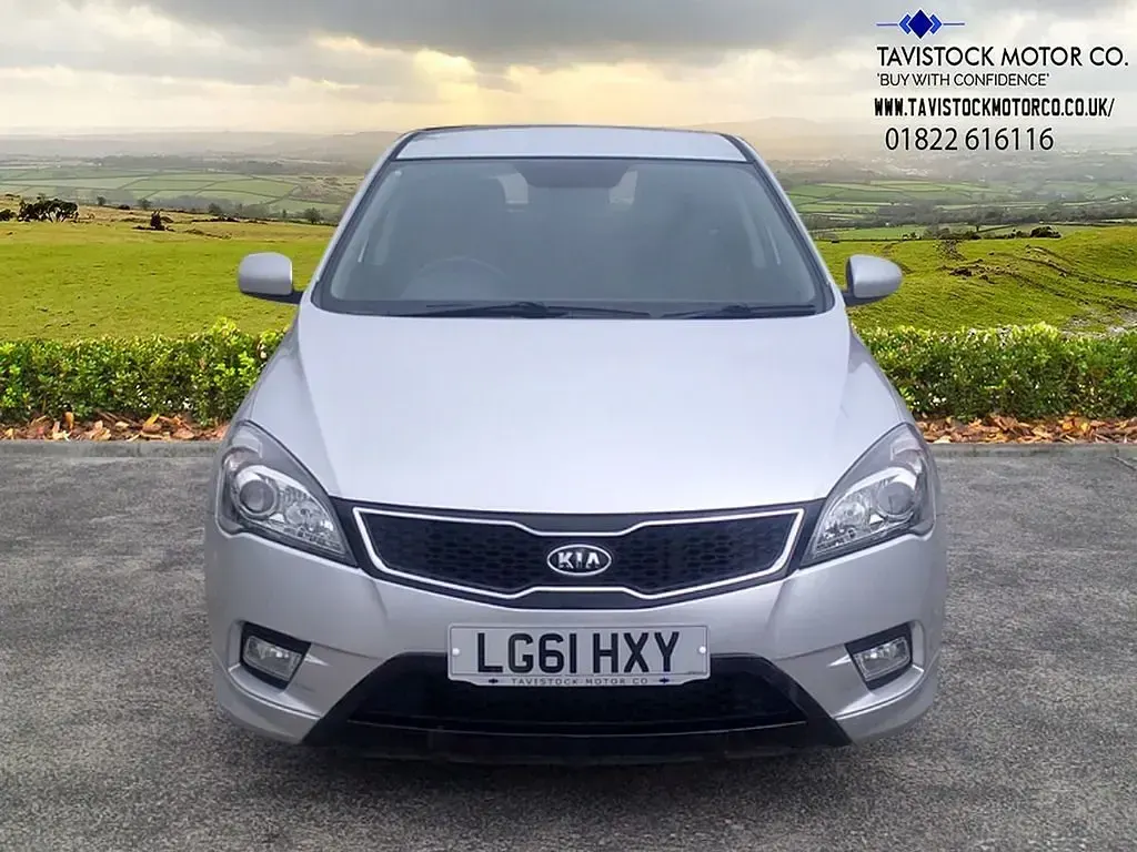Begagnad Kia Ceed 113 HK (83 kW) 2011 Silver Halvkombi