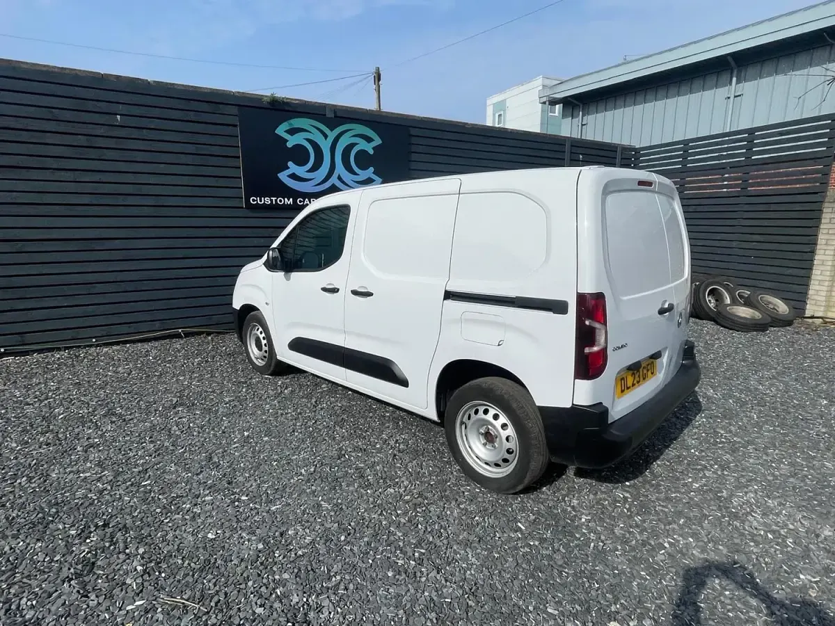 Second-hand Vauxhall Combo 100 CP (73 kW) 2023 Alb Monovolum