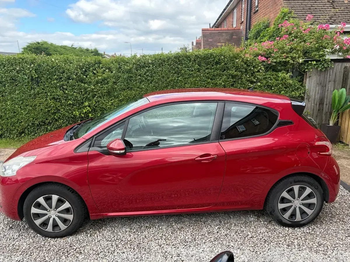 Used Peugeot 208 Access 68 HP (50 kW) 2013 Red Hatchback