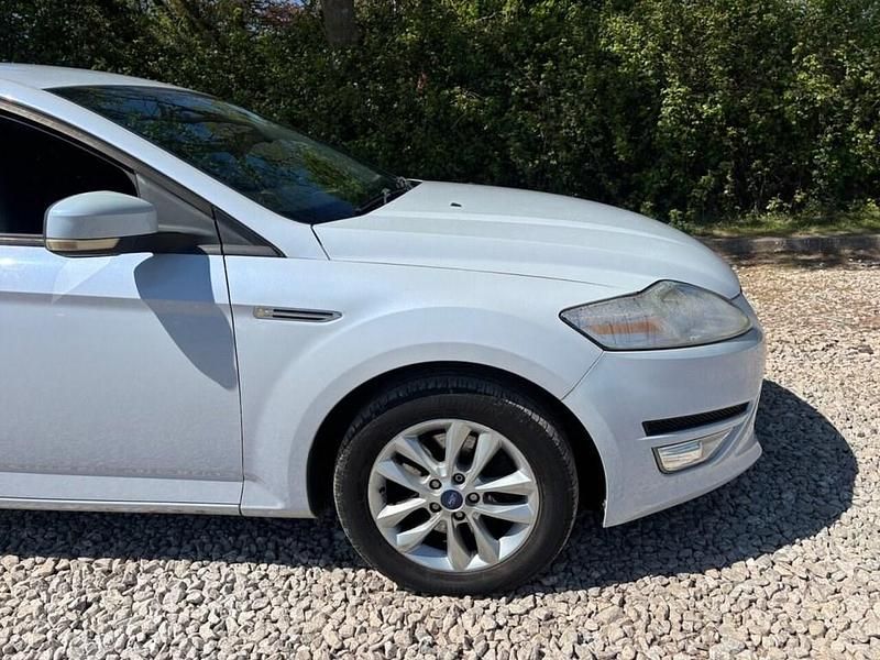 Używany Ford Mondeo Zetec 140 KM (102 kW) 2011 Biały Hatchback