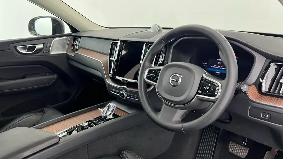 Używany Volvo XC60 Ultimate 247 KM (181 kW) 2023 Szary SUV