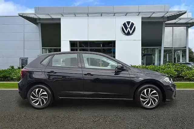 Käytetty VW Polo Life 95 HP (69 kW) 2024 Musta Viistoperä