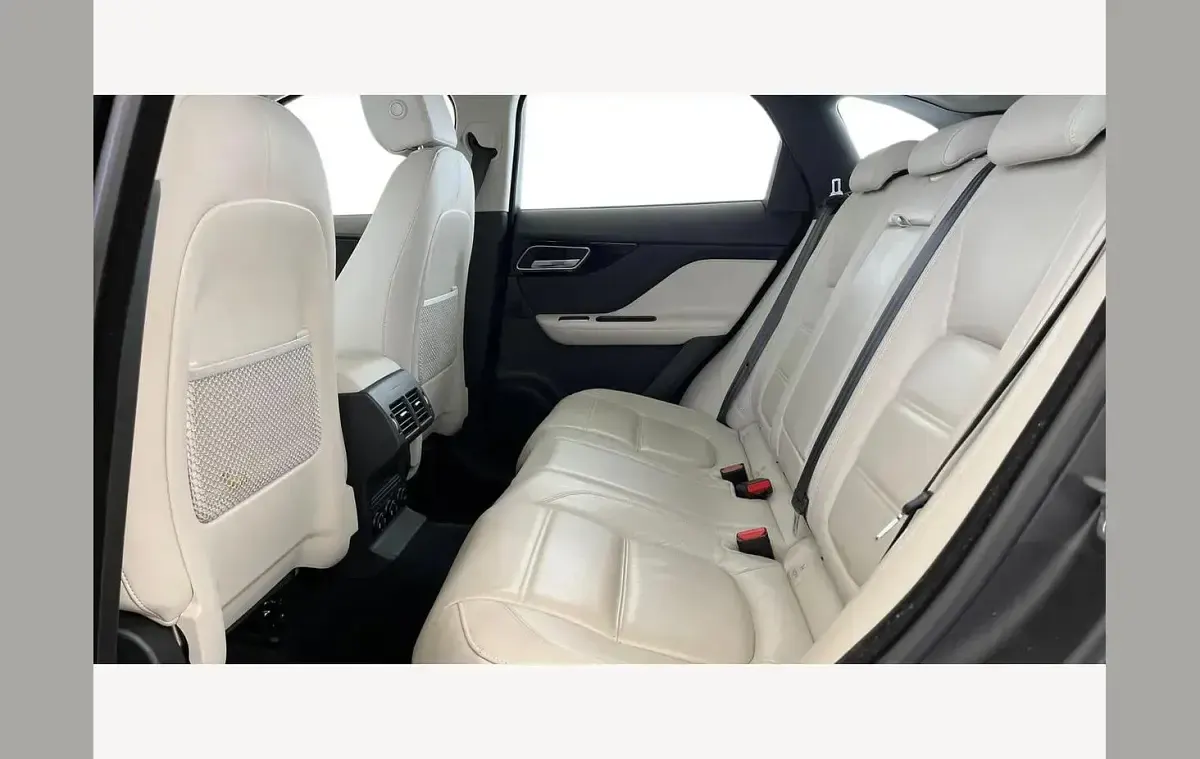 Używany Jaguar F-Pace Prestige 180 KM (132 kW) 2017 Czarny SUV