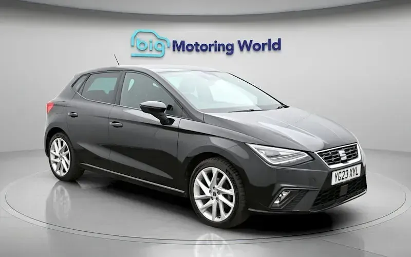 Usado Seat Ibiza FR 110 CV (80 kW) 2023 Negro Utilitario