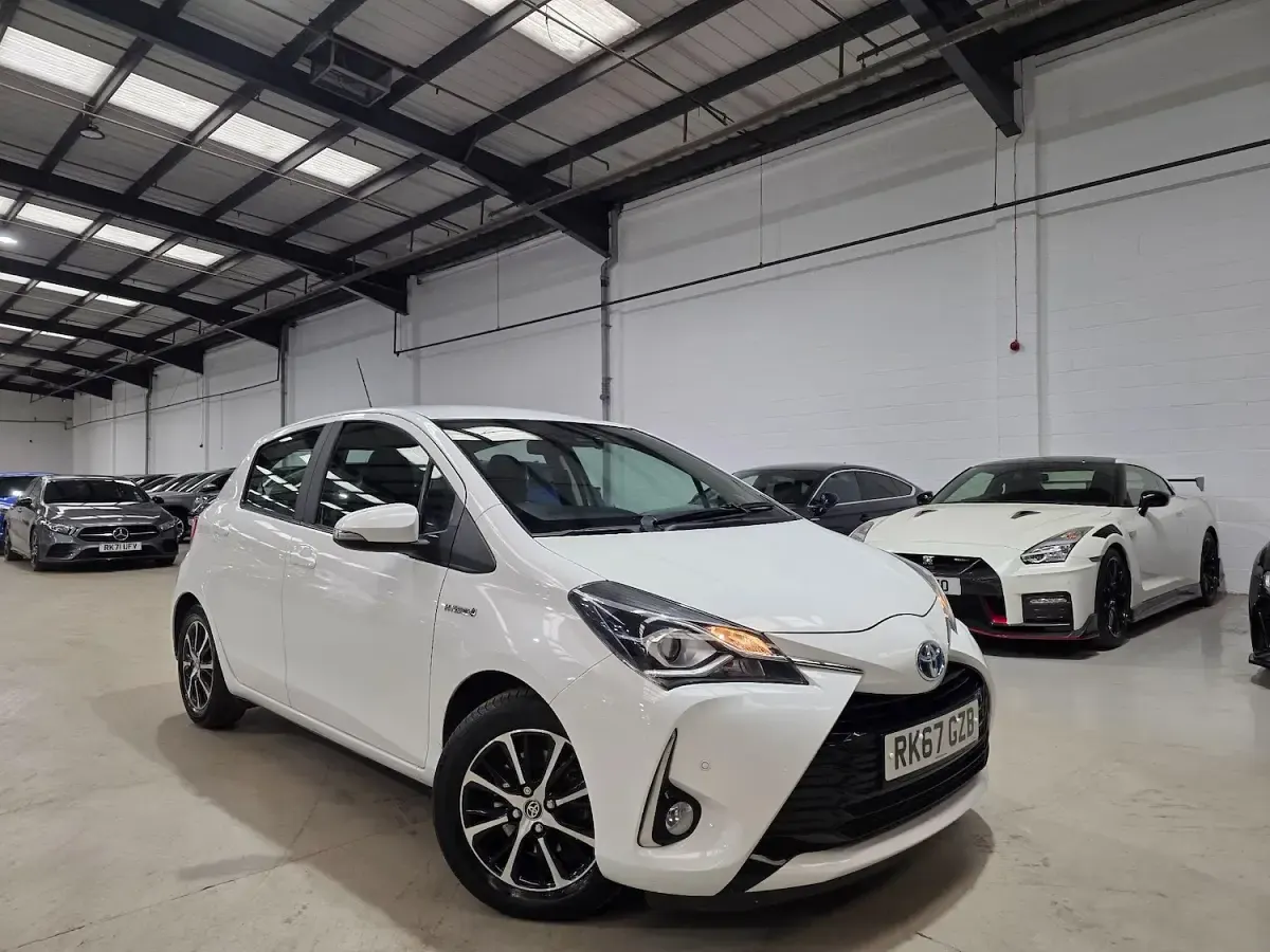 Used Toyota Yaris 100 HP (73 kW) 2017 White Hatchback
