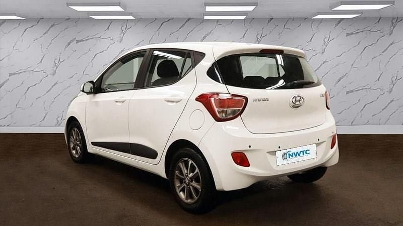 Used Hyundai i10 Premium 87 HP (63 kW) 2016 White Hatchback