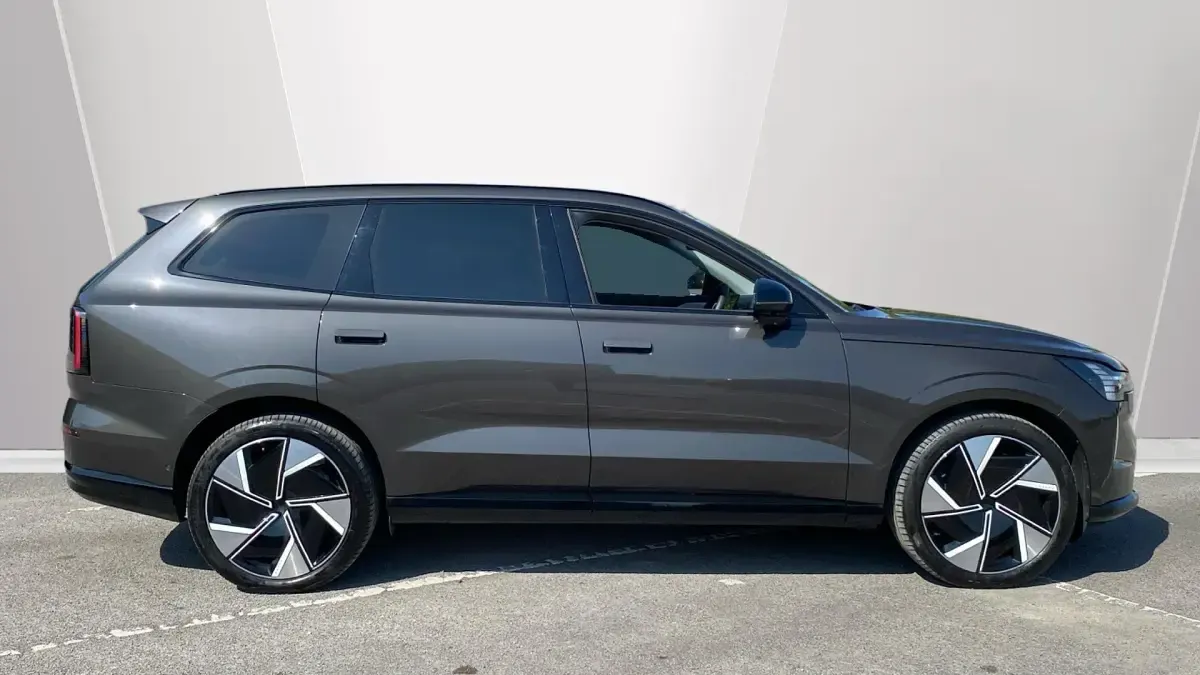 Used Volvo EX90 Ultra 300 kW (408 HP) 2026 Metallic  platinum grey SUV