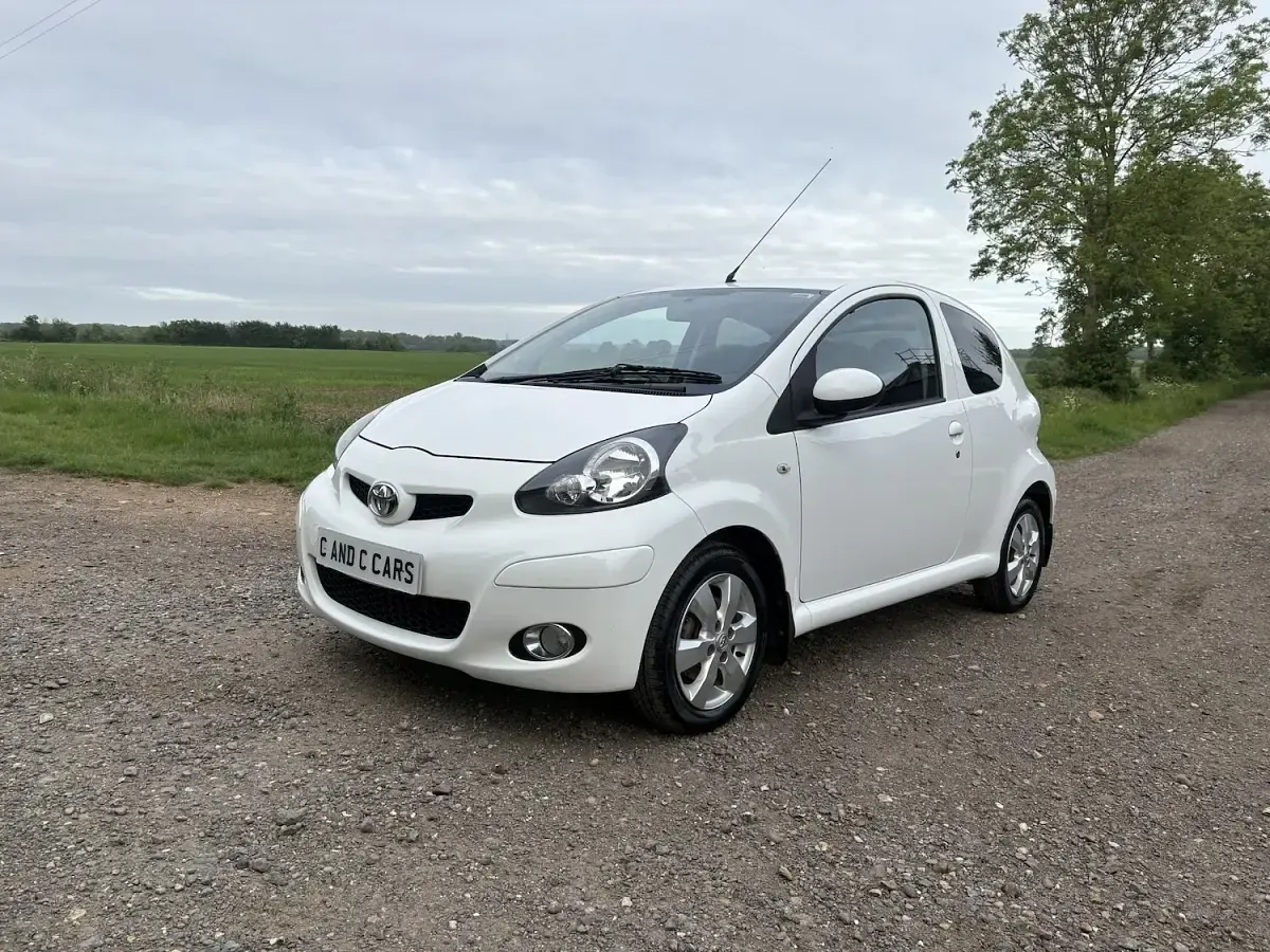 Used Toyota Aygo 68 HP (50 kW) 2011 White Hatchback