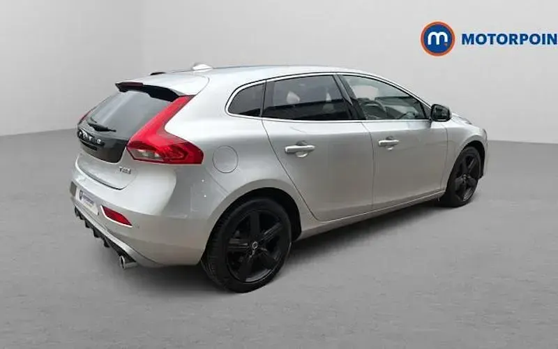 Used Volvo V40 R-Design 122 HP (89 kW) 2019 Silver Hatchback
