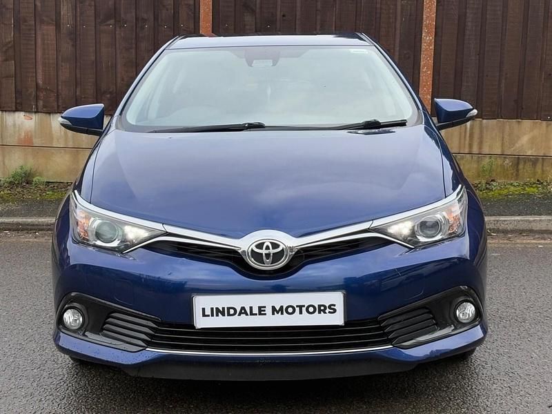 Used Toyota Auris 112 HP (82 kW) 2016 Blue Hatchback