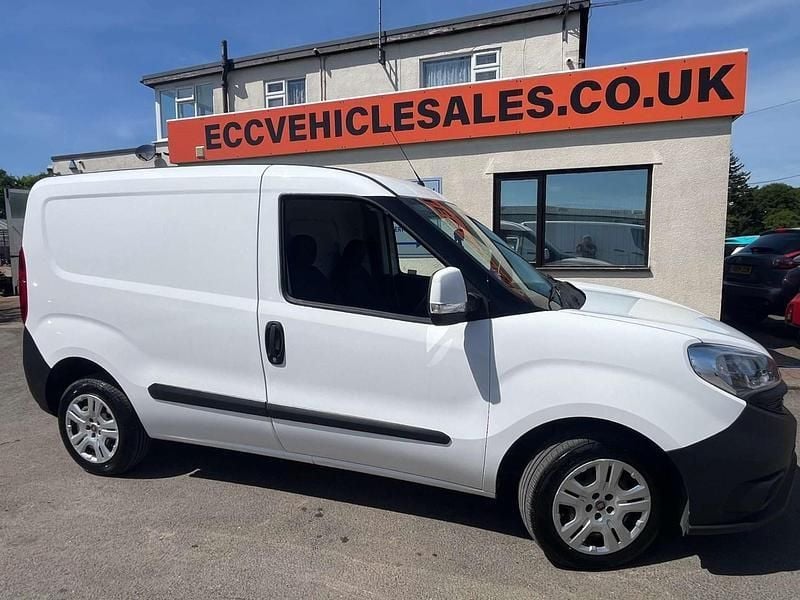 White Used 2017 Fiat Doblò MPV | £4,163 (Good price) - Image 1/4