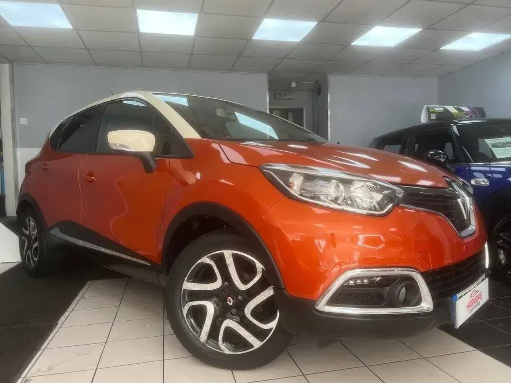 Used Renault Captur Dynamique 90 HP (66 kW) 2014 Orange/cream SUV