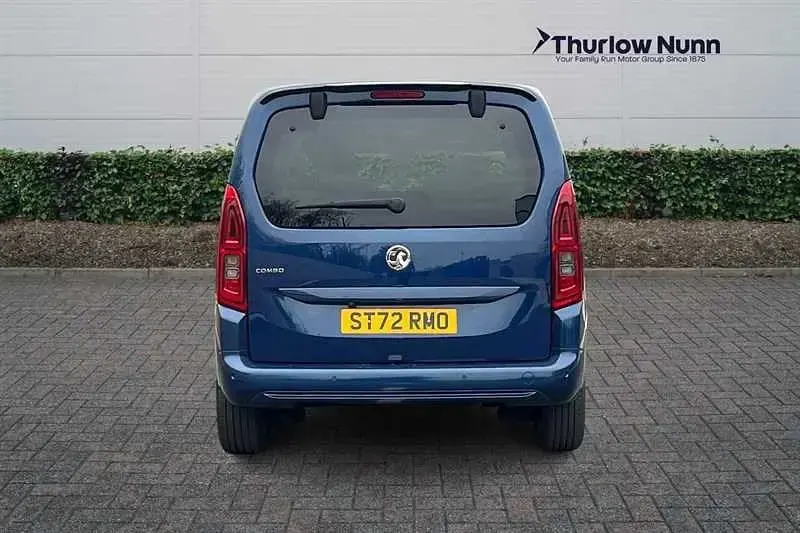 Second-hand Vauxhall Combo S 100 CP (73 kW) 2022 Albastru Monovolum
