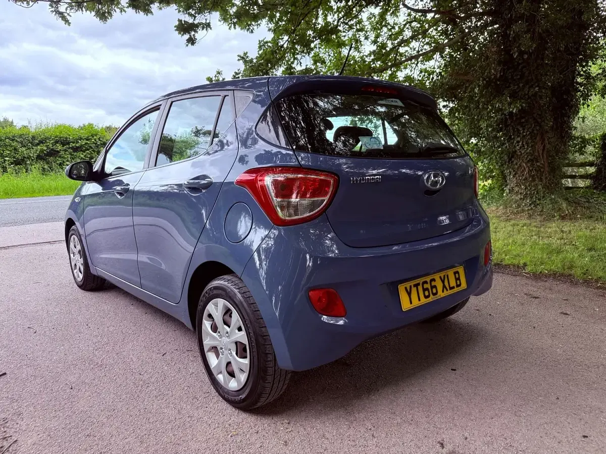 Used Hyundai i10 SE 67 HP (49 kW) 2016 Blue Hatchback