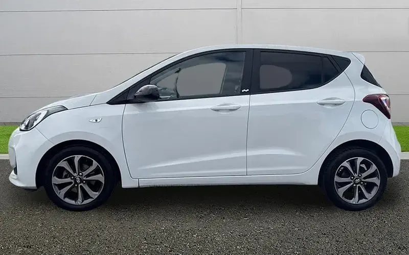 Used Hyundai i10 100 HP (73 kW) 2019 White Hatchback