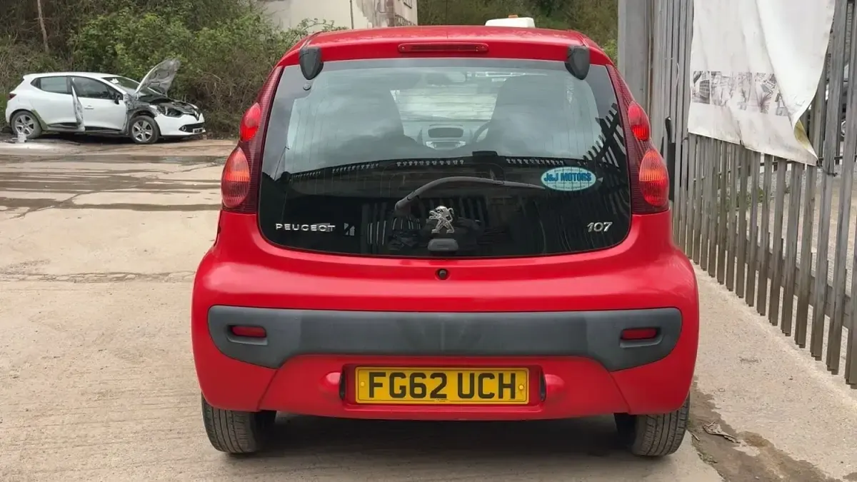 Used Peugeot 107 Active 68 HP (50 kW) 2012 Red Hatchback