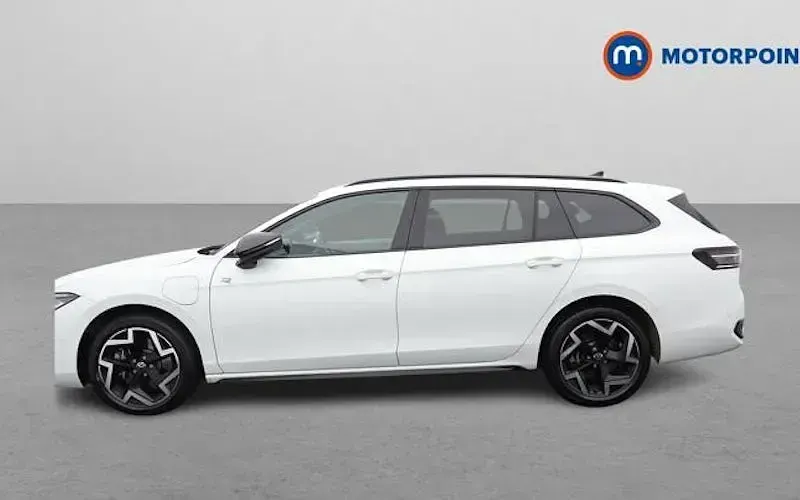 Used VW Passat R-line 272 HP (200 kW) 2025 White Estate