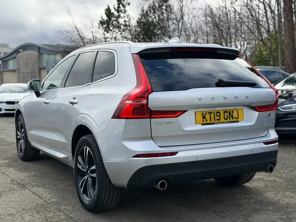 Usado Volvo XC60 Momentum 190 CV (139 kW) 2019 Plateado SUV