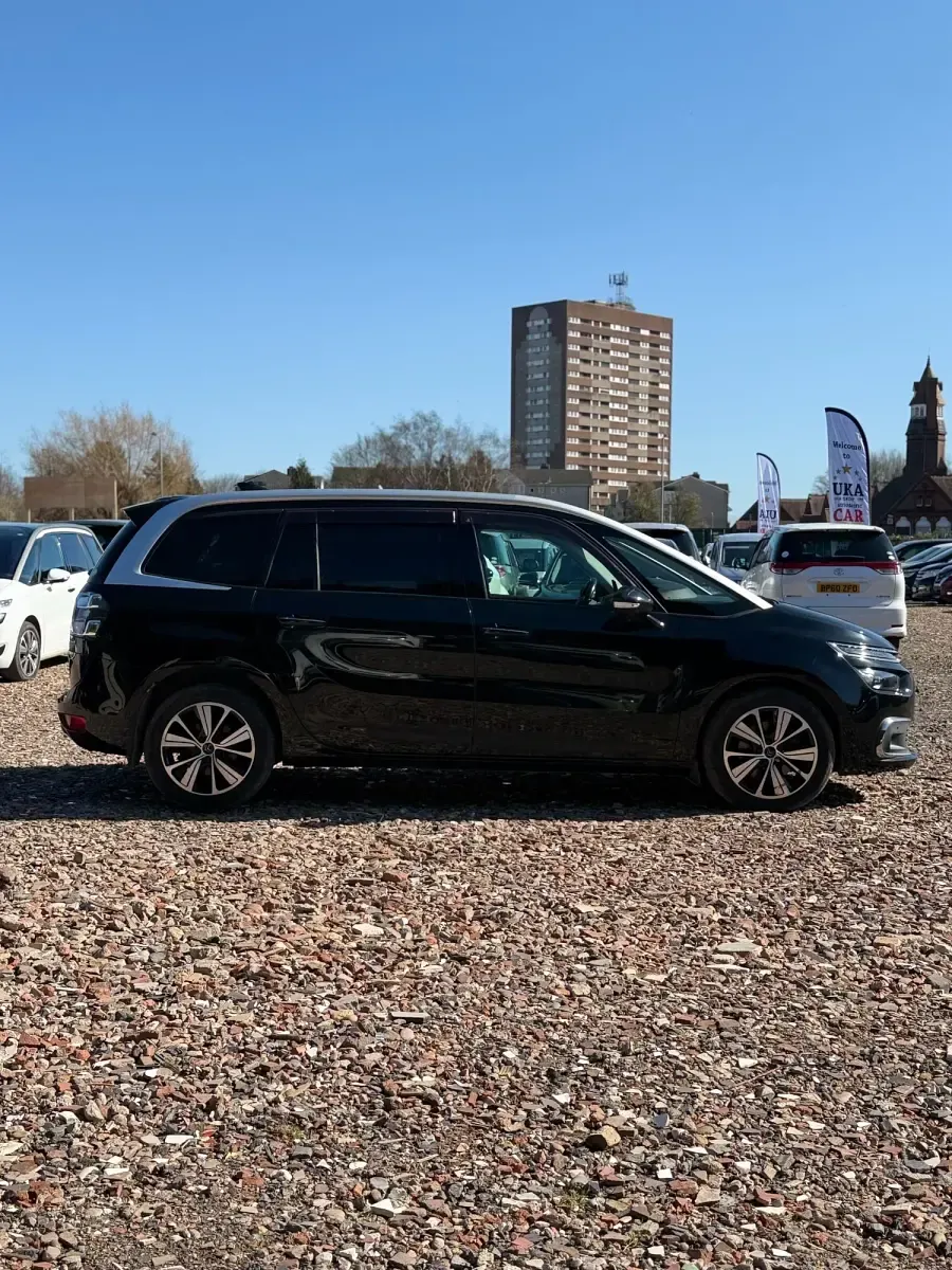 Używany Citroën C4 Shine 2017 Czarny Hatchback
