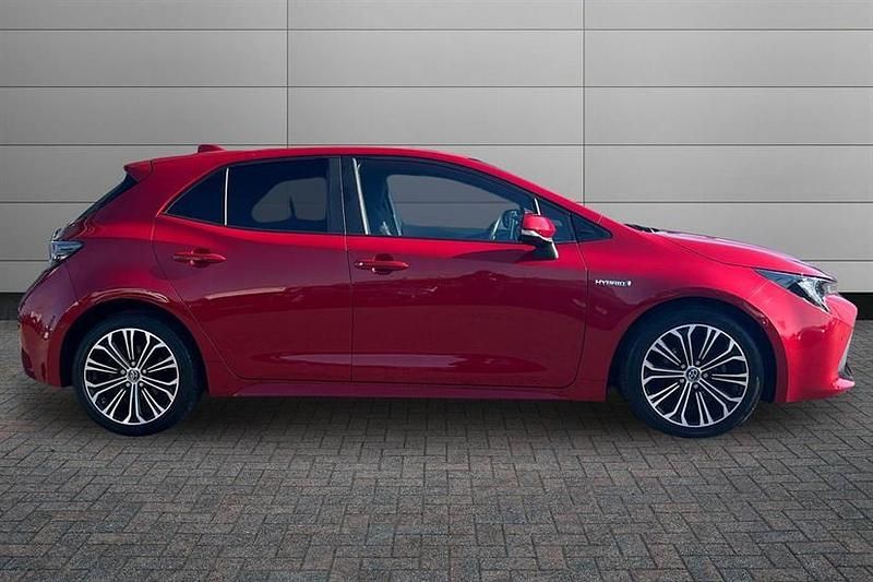 Used Toyota Corolla Design 122 HP (89 kW) 2019 Scarlet flare Hatchback